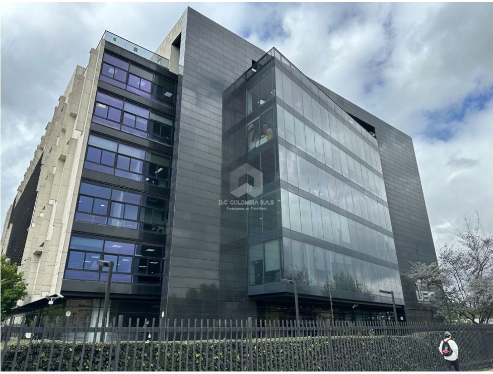 OFICINA EN ARRIENDO O VENTA  AMOBLADA EDIFICIO WBC BOGOTA